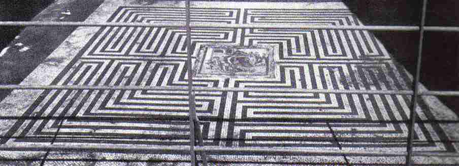 Fig. ra11: Pompeji
A roma-piadena type labyrinth.